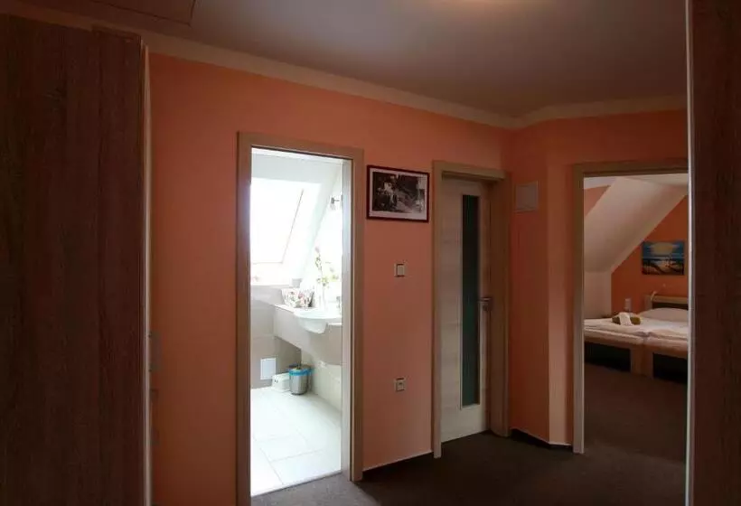 Retkeilymaja Hostinec A Penzion Dolní Dvůr