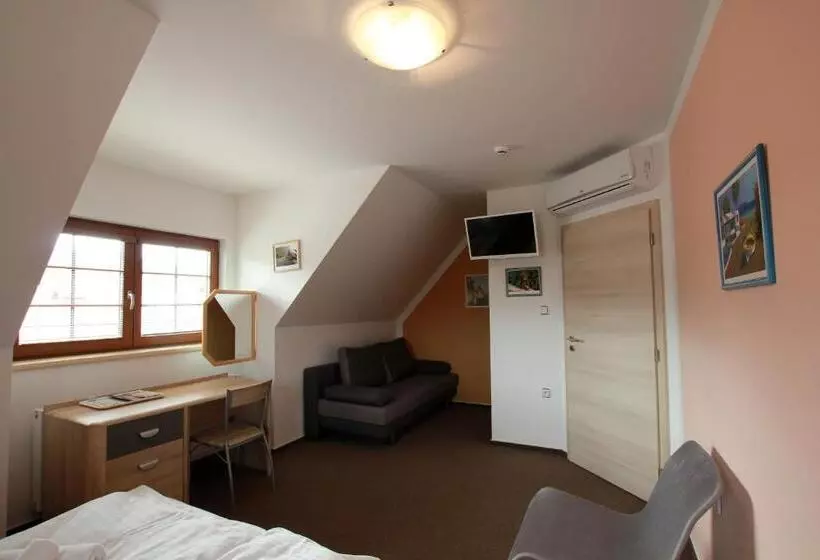 Retkeilymaja Hostinec A Penzion Dolní Dvůr