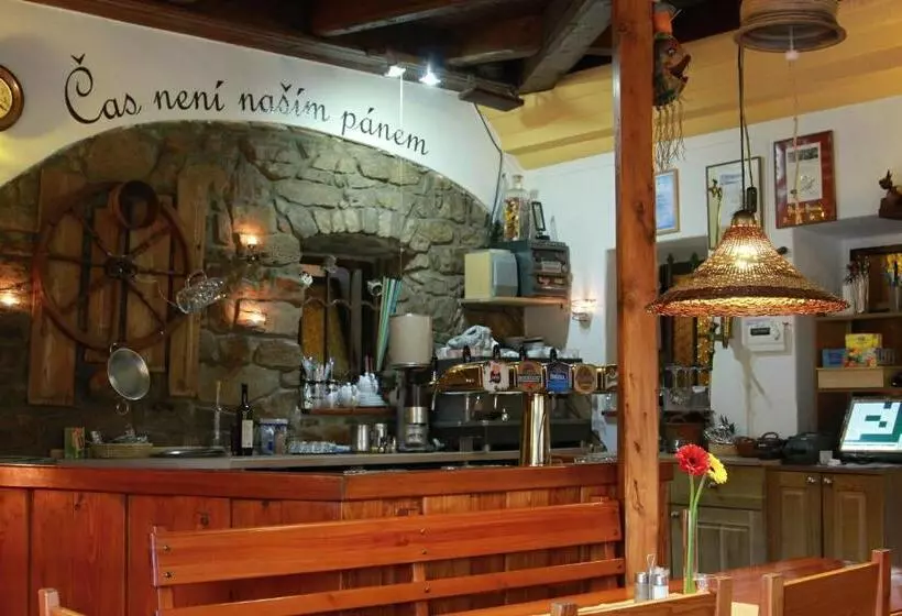 Retkeilymaja Hostinec A Penzion Dolní Dvůr