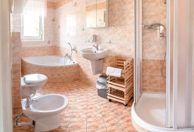 Majatalo Penzion V údolí