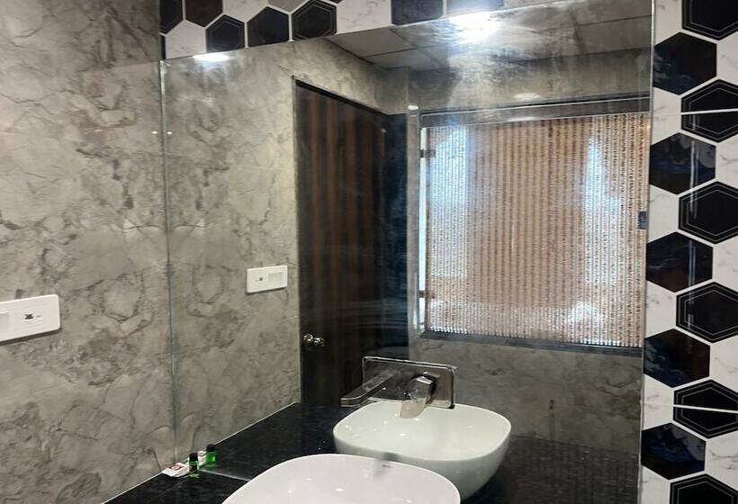 Hotelli The Royal Paradise Resort And Salt Yard