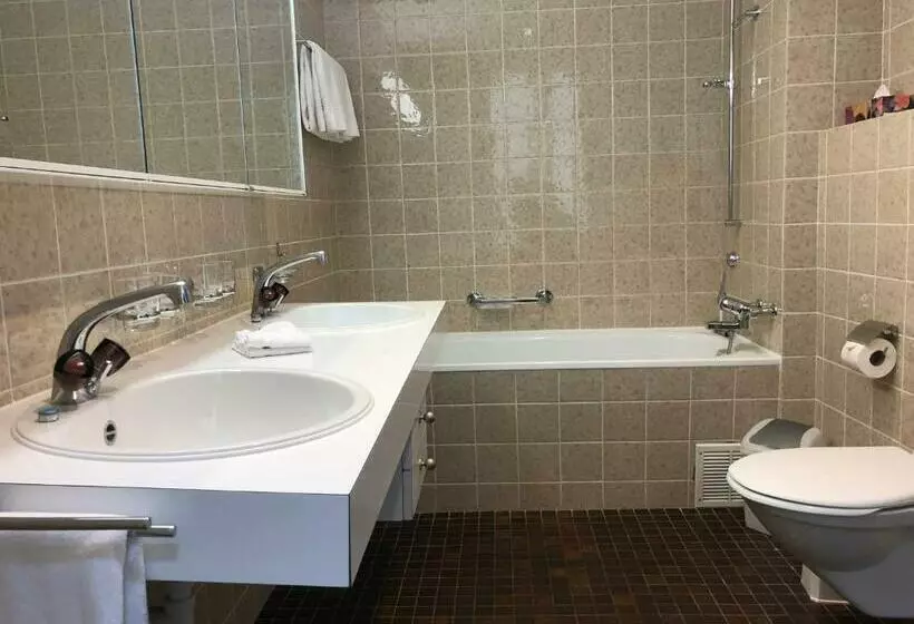 ホテル Weisses Kreuz Bergün