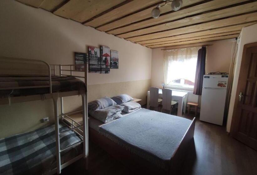 펜션 Guest House Mandrivnyi Rooms&apartments