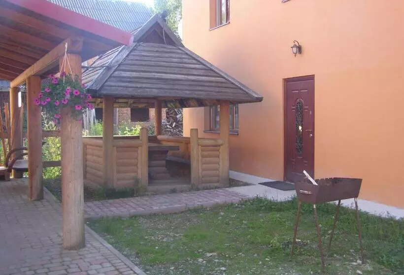 Majatalo Guest House Mandrivnyi Rooms&apartments