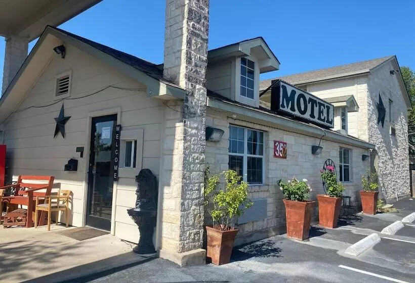 Motelli Cedar Creek Inn