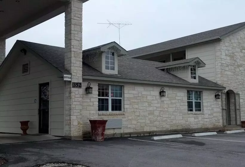 Motelli Cedar Creek Inn