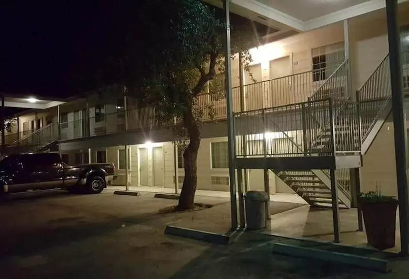 Motelli Cedar Creek Inn