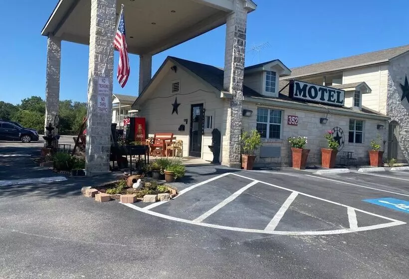 Motelli Cedar Creek Inn