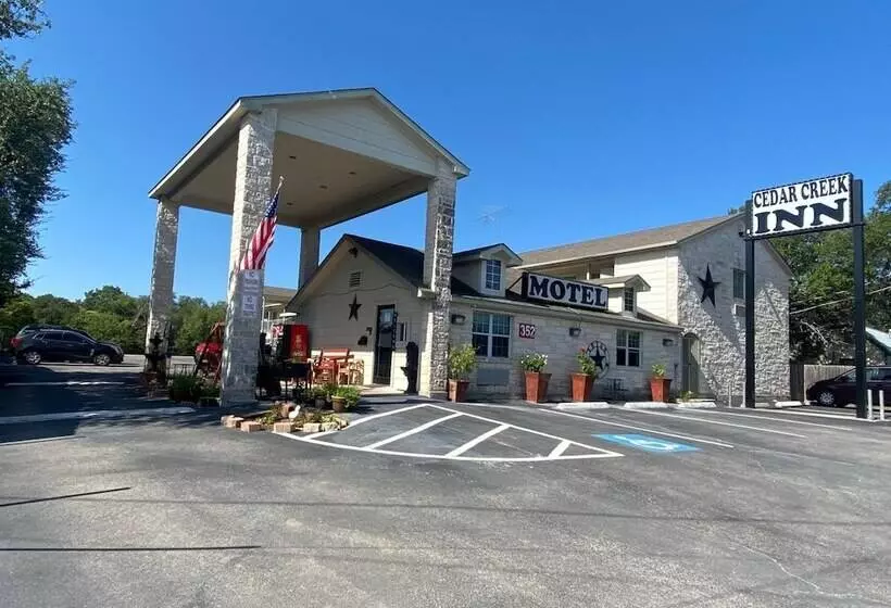 Motelli Cedar Creek Inn