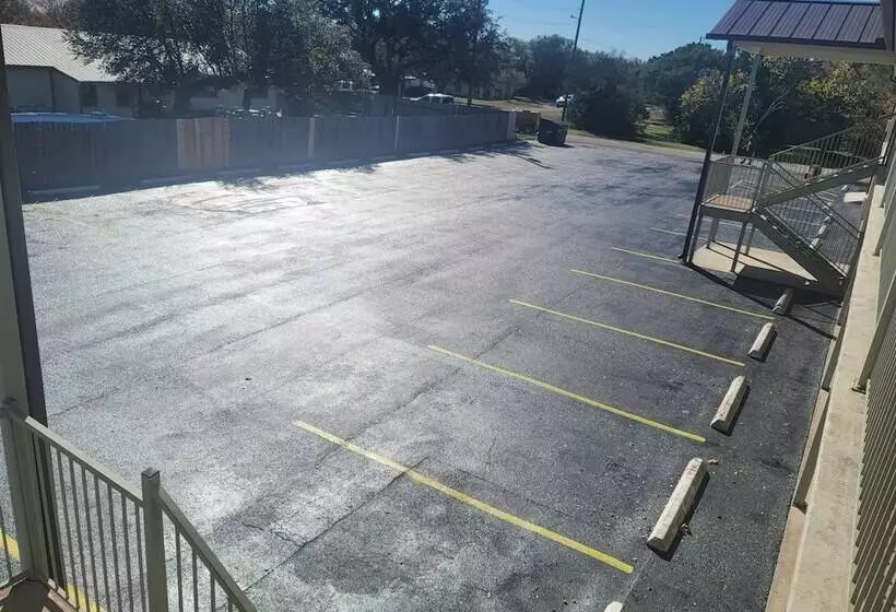 Motelli Cedar Creek Inn