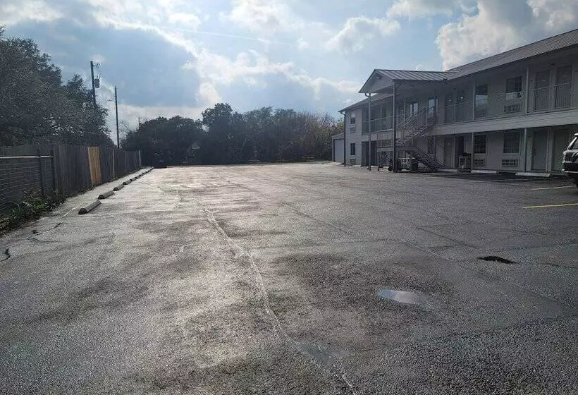 Motelli Cedar Creek Inn