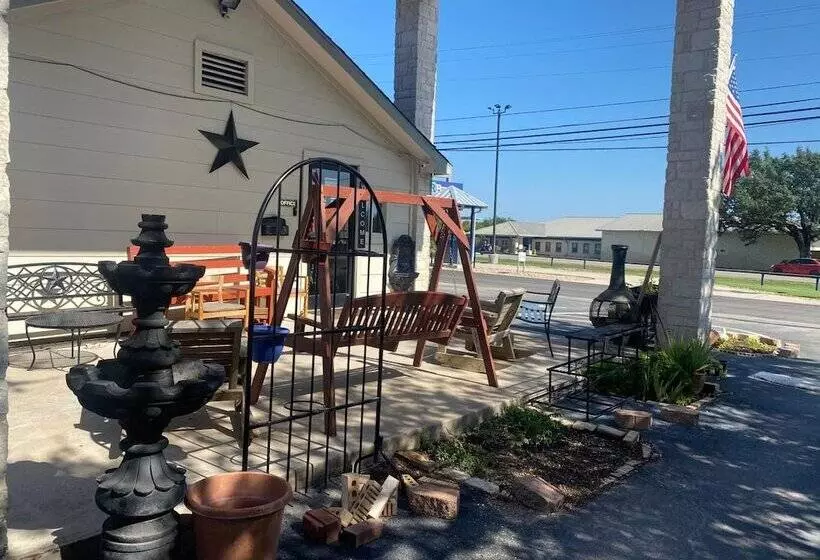 Motelli Cedar Creek Inn