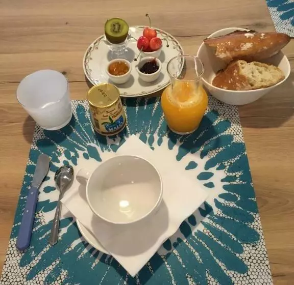 Aamiaismajoitus (B&B) Maison D'hôtes Les Escures