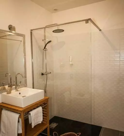 Aamiaismajoitus (B&B) Maison D'hôtes Les Escures