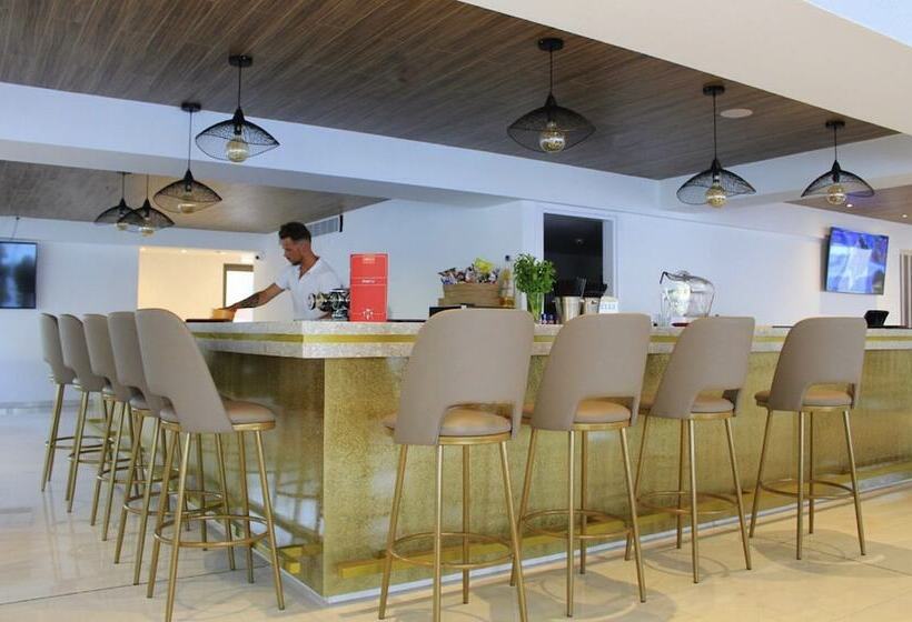 هتل Piere Anne Beach