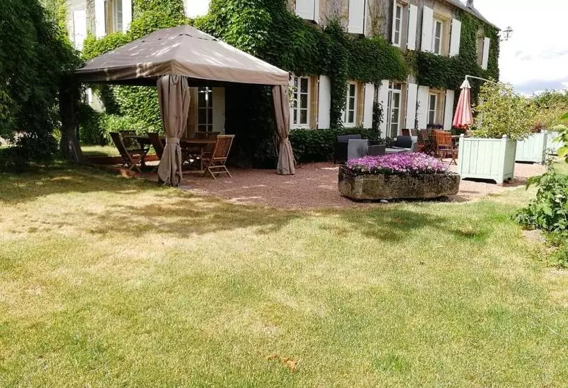 ベッドアンドブレックファースト Chambres D Hôtes   Domaine Des Perrières