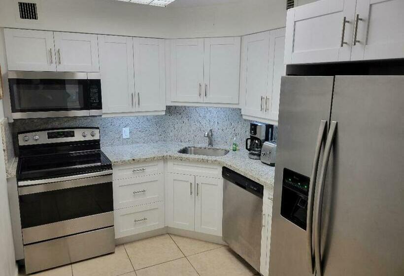 2 Bedroom 2 Bath Beachfront Condo On Miami Beach Millionaire Row