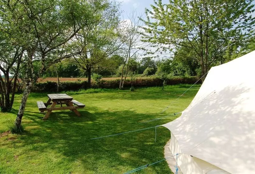 Hotelli Camping La Forêt De Tessé