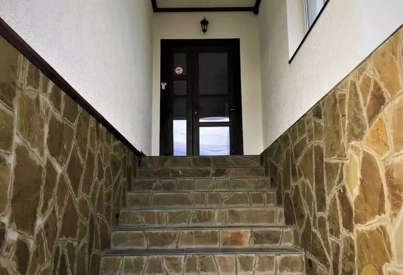 Aamiaismajoitus (B&B) Guesthouse On Rodnikovaya 9