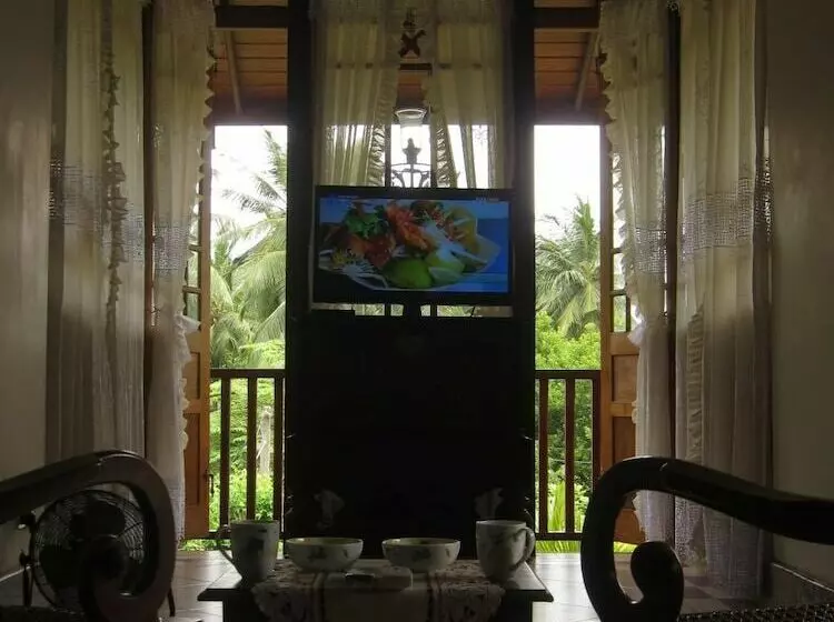 تختخواب و صبحانه Sri Voc Homestay