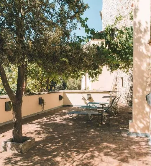 Hostelli Le Petit Chateau