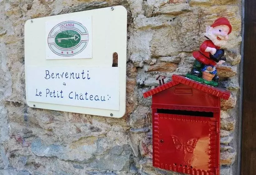 Hostelli Le Petit Chateau