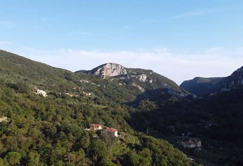 Hostelli Le Petit Chateau