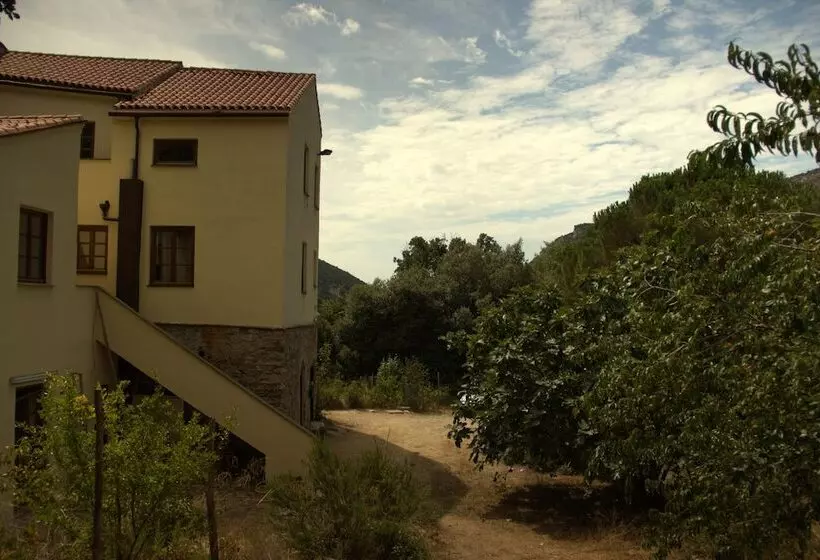 Hostelli Le Petit Chateau