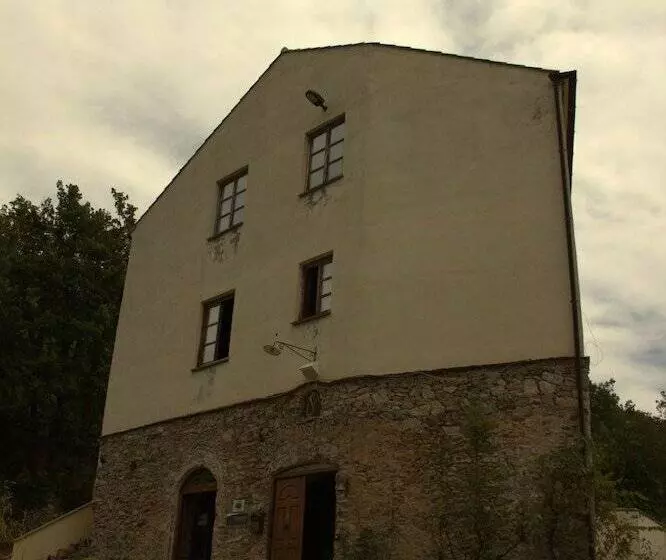 Hostelli Le Petit Chateau