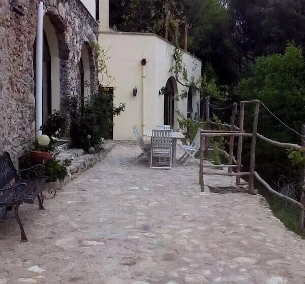 Hostelli Le Petit Chateau