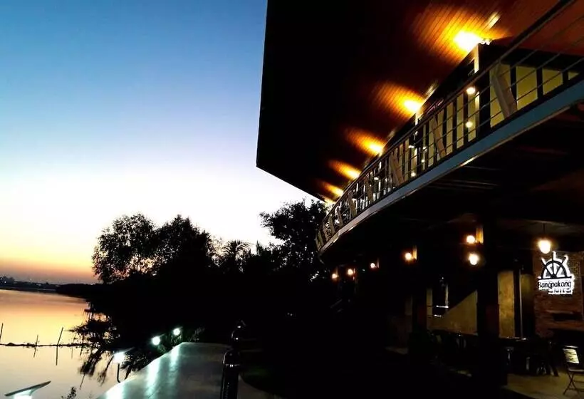 Hotelli Bangpakong Boat Club