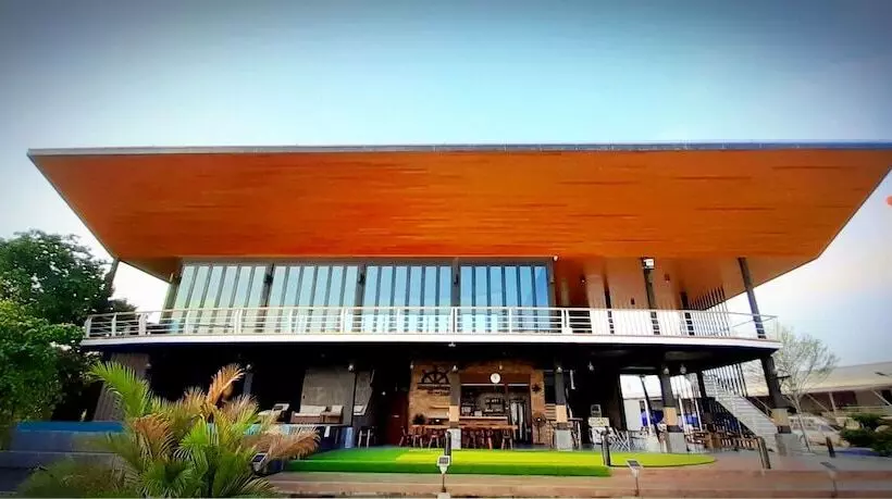 Hotelli Bangpakong Boat Club