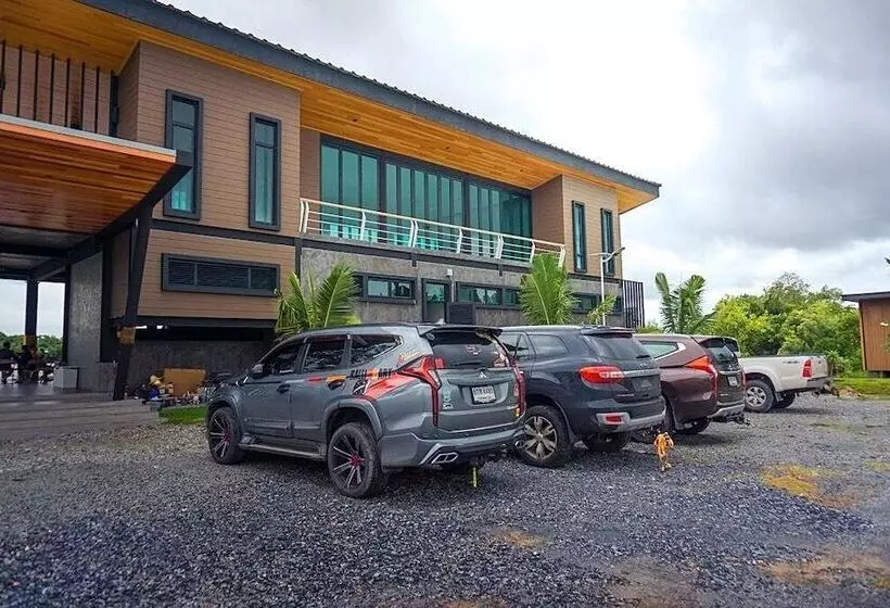 Hotelli Bangpakong Boat Club