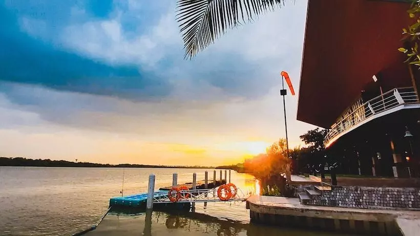 Hotelli Bangpakong Boat Club