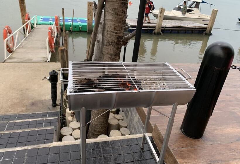 בית מלון כפרי Bangpakong Boat Club