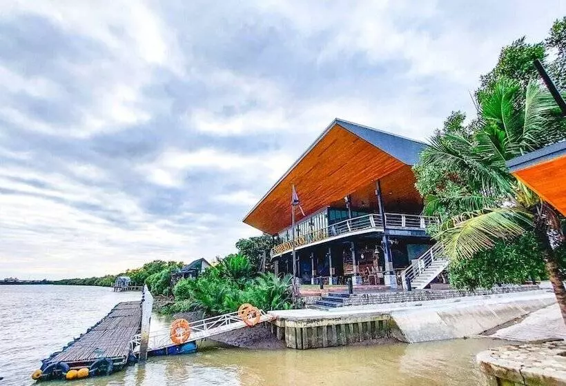 Hotelli Bangpakong Boat Club