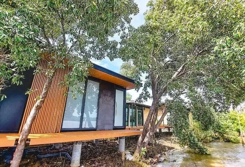 Hotelli Bangpakong Boat Club