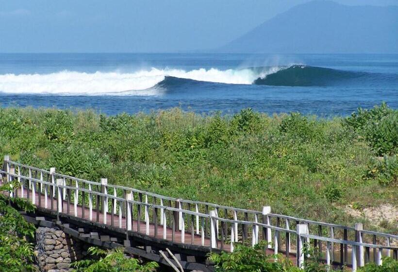 בית מלון כפרי Lakey Beach Inn
