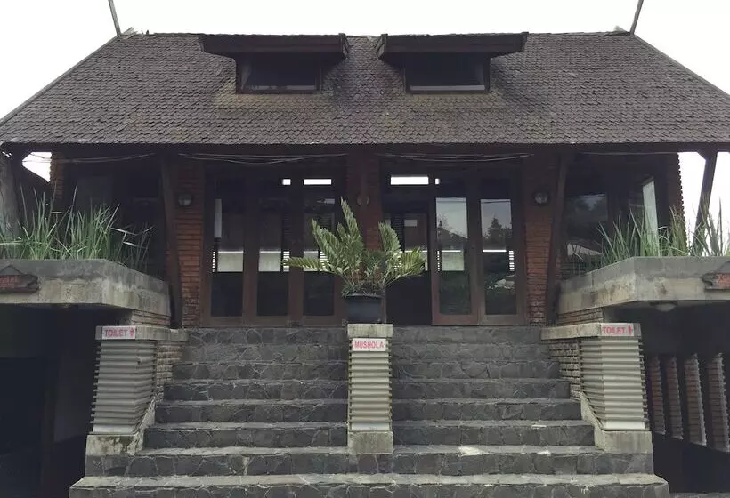 Hotelli Rumah Stroberi Organic Farm And Lodge