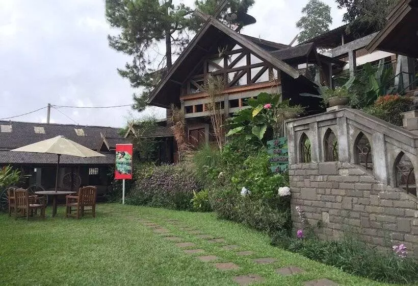 Hotelli Rumah Stroberi Organic Farm And Lodge