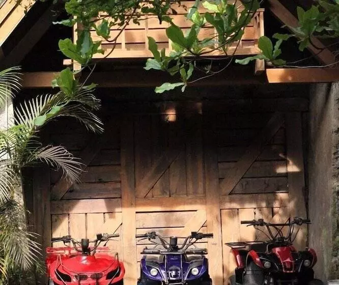 Hotelli Rumah Stroberi Organic Farm And Lodge