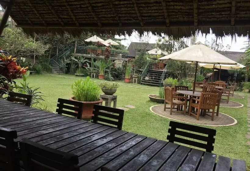 Hotelli Rumah Stroberi Organic Farm And Lodge