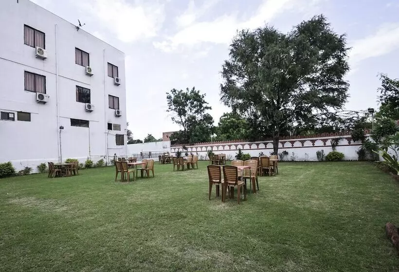 ホテル White Tulip By Oyo Rooms