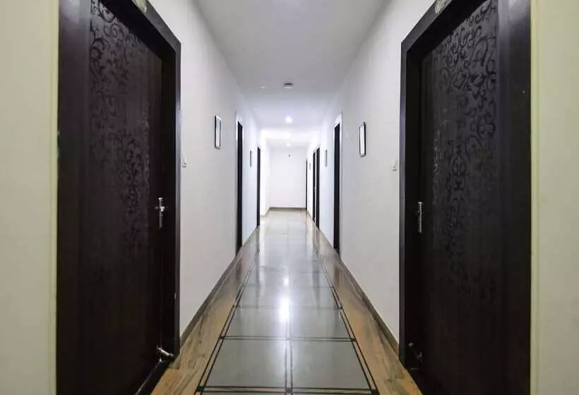 ホテル White Tulip By Oyo Rooms