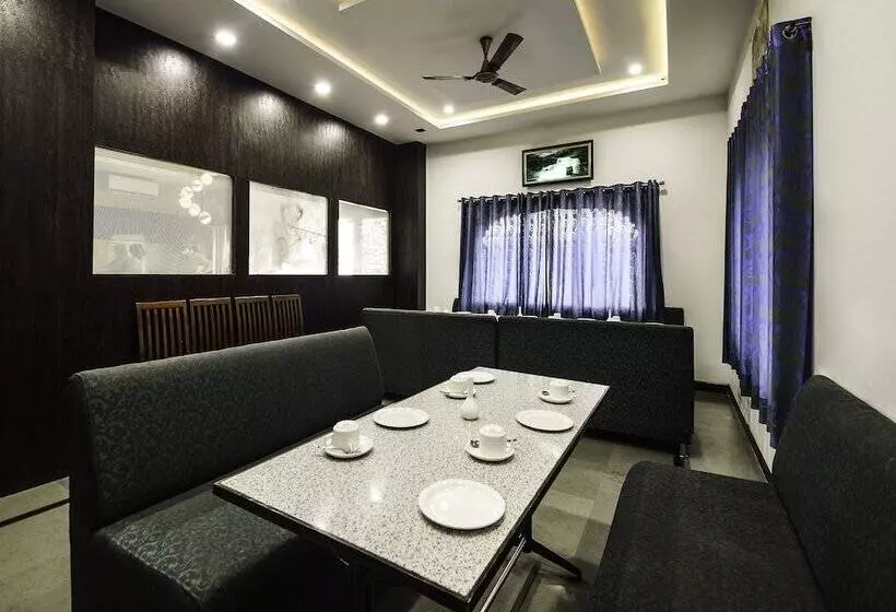 ホテル White Tulip By Oyo Rooms