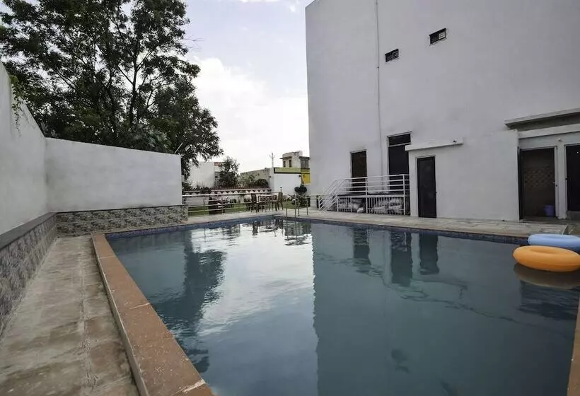 ホテル White Tulip By Oyo Rooms