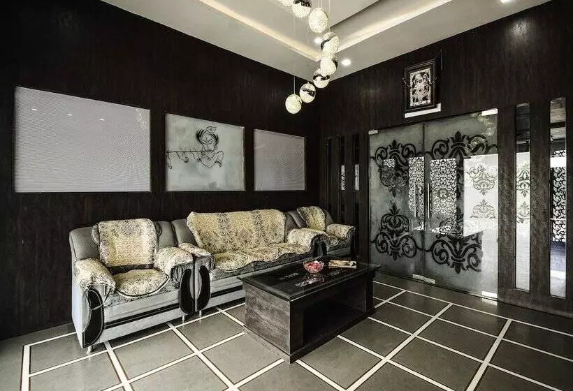 ホテル White Tulip By Oyo Rooms