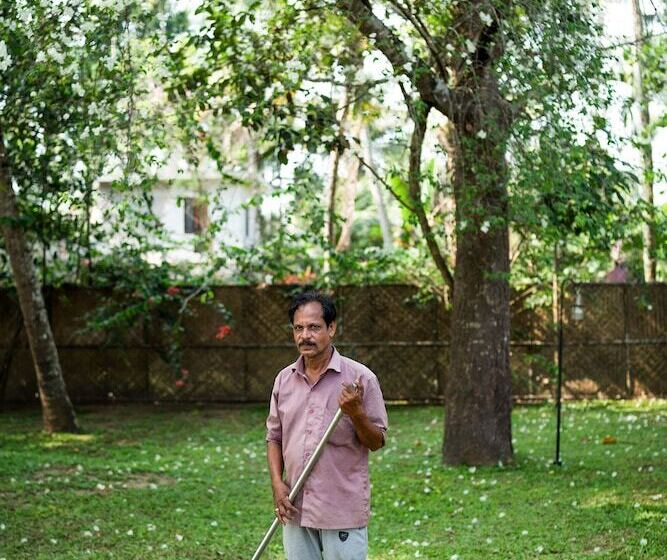 בית מלון כפרי Cranganor History Cafe Riverside Chateau