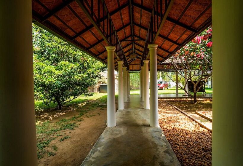 בית מלון כפרי Cranganor History Cafe Riverside Chateau