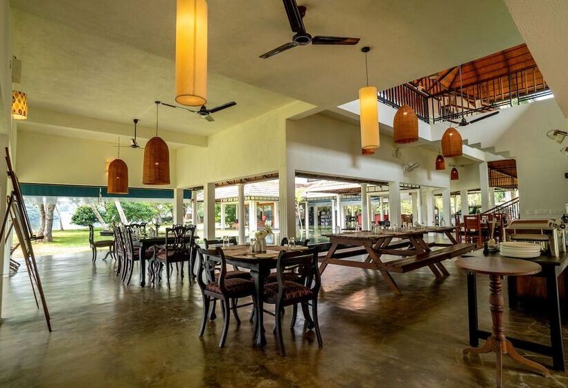 בית מלון כפרי Cranganor History Cafe Riverside Chateau